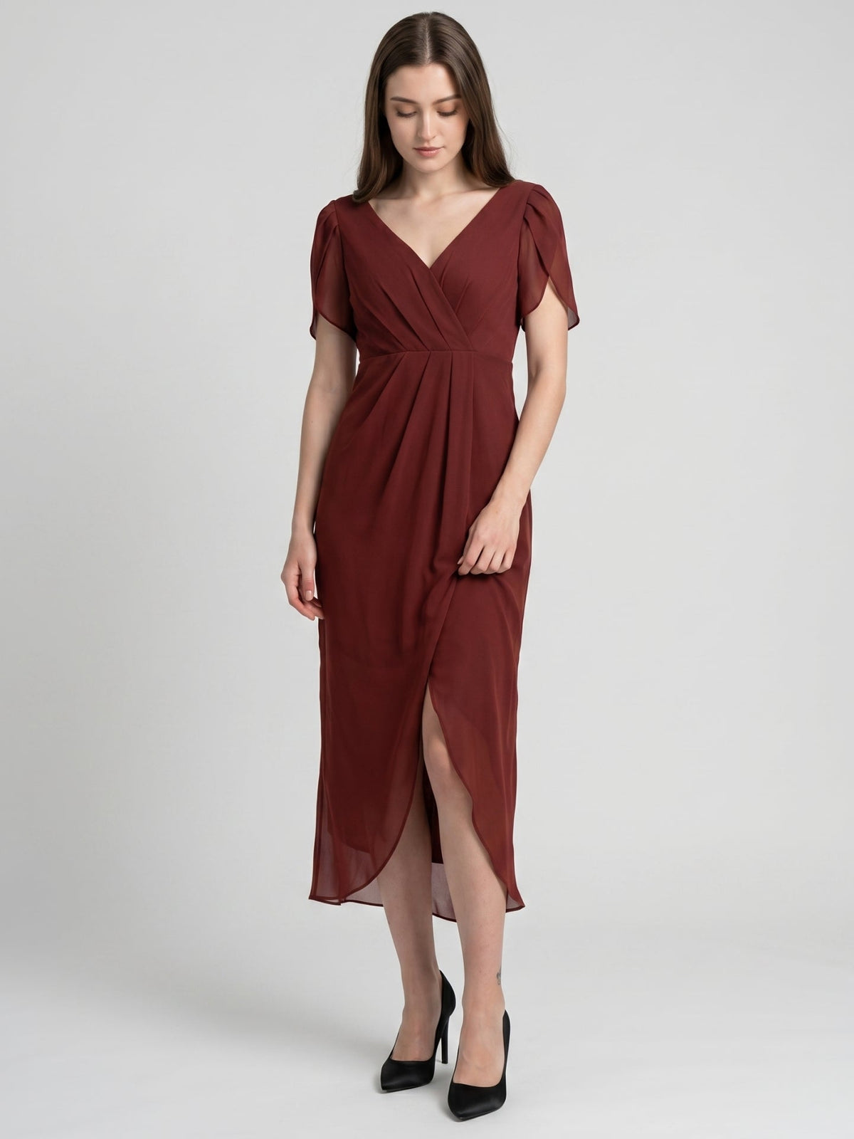 Burgundy Chiffon Sheath V-Neck Back Zip Knee-Length Bridesmaid Dress with Pleats - Curvevia