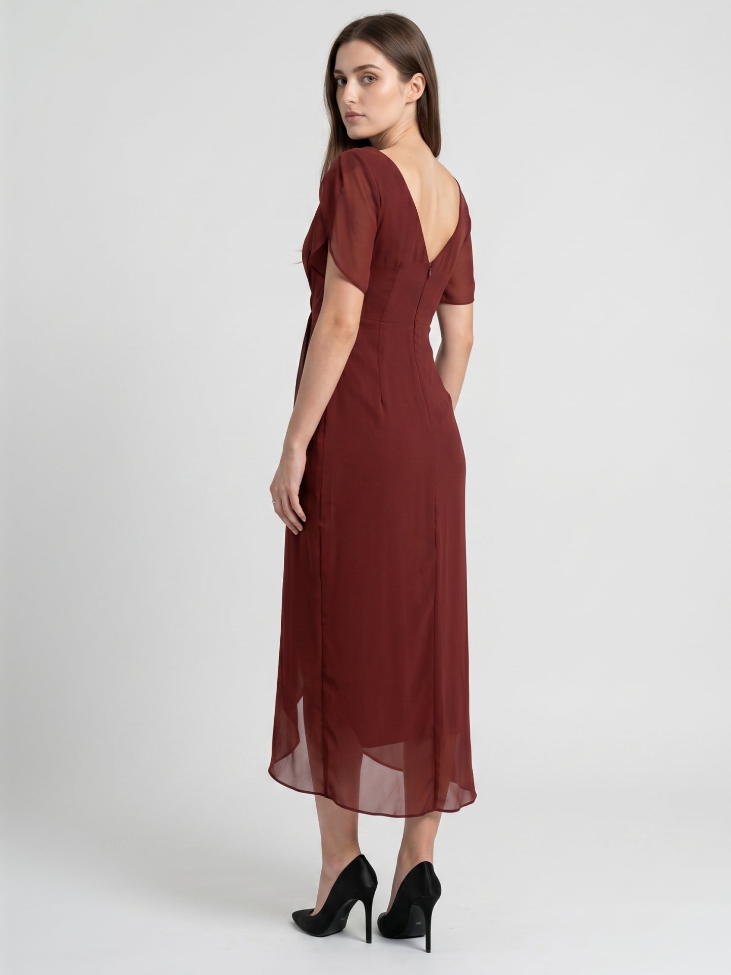 Burgundy Chiffon Sheath V-Neck Back Zip Knee-Length Bridesmaid Dress with Pleats - Curvevia