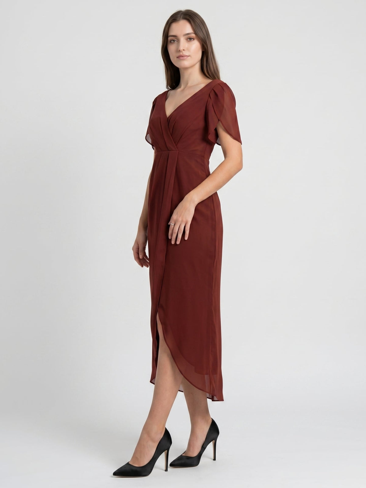 Burgundy Chiffon Sheath V-Neck Back Zip Knee-Length Bridesmaid Dress with Pleats - Curvevia