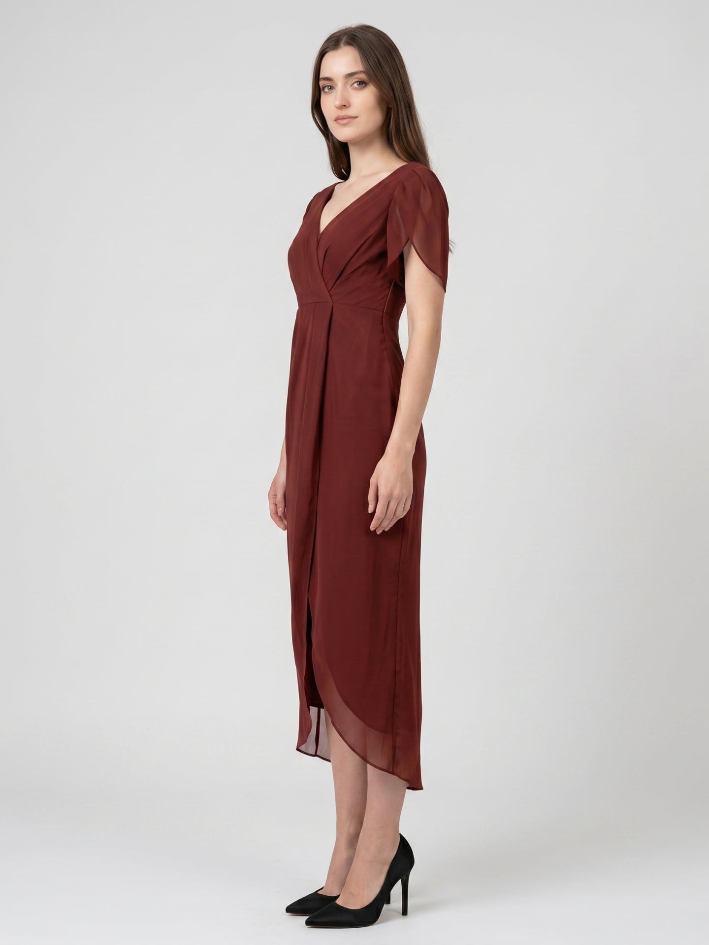 Burgundy Chiffon Sheath V-Neck Back Zip Knee-Length Bridesmaid Dress with Pleats - Curvevia