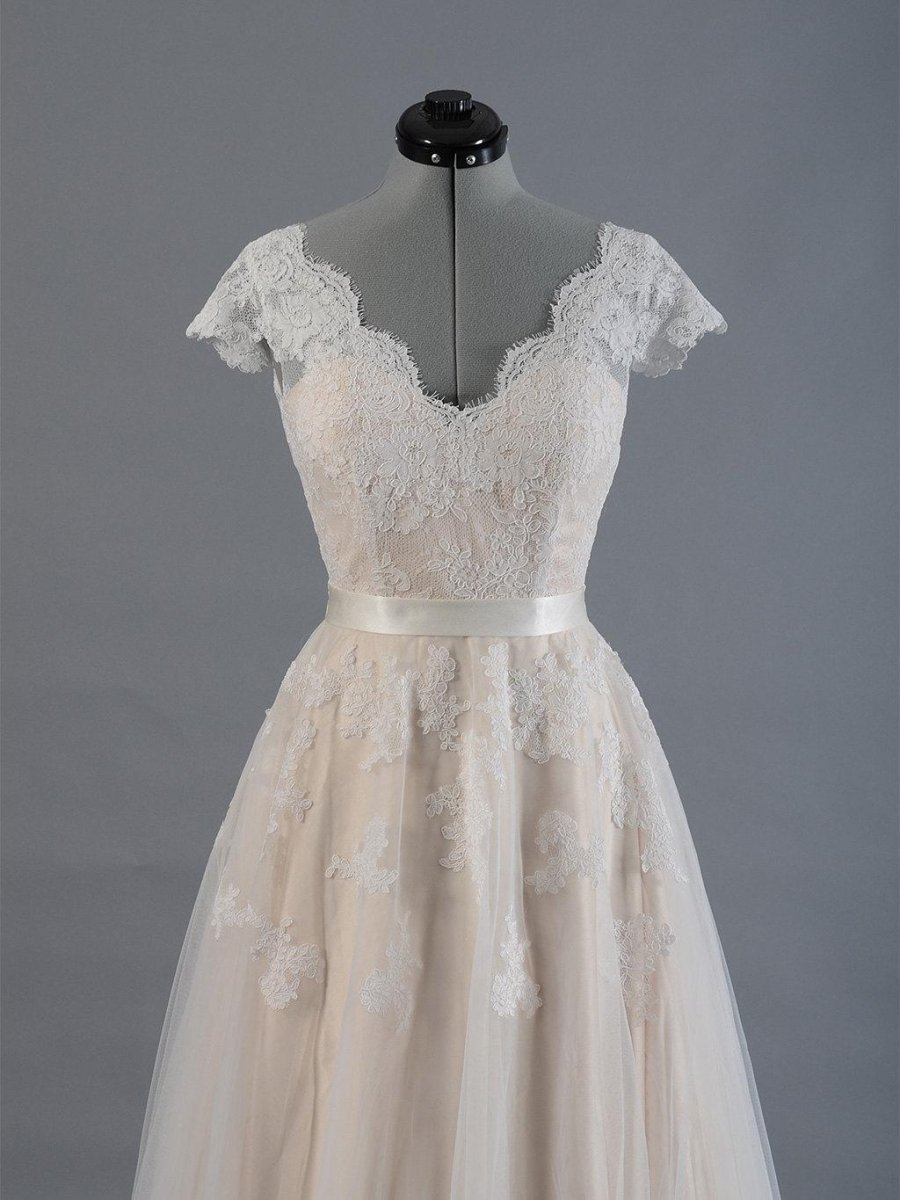 Cap Sleeve V-Neck Lace Tulle Wedding Dress With Zipper Back - Curvevia