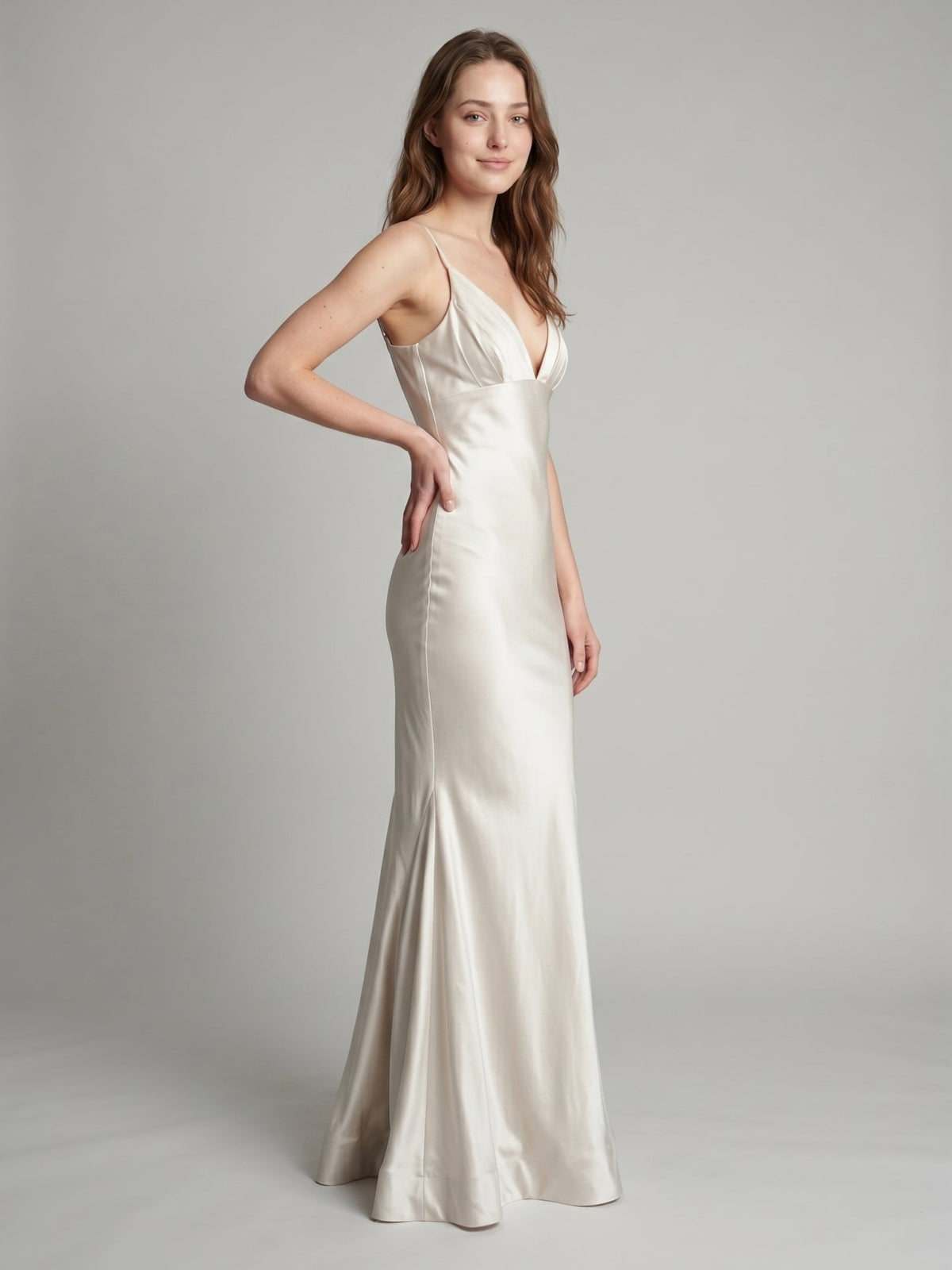 Ivory Satin Sheath V-Neck Backless Floor-Length Bridesmaid Dress with Pleated Detail - Curvevia