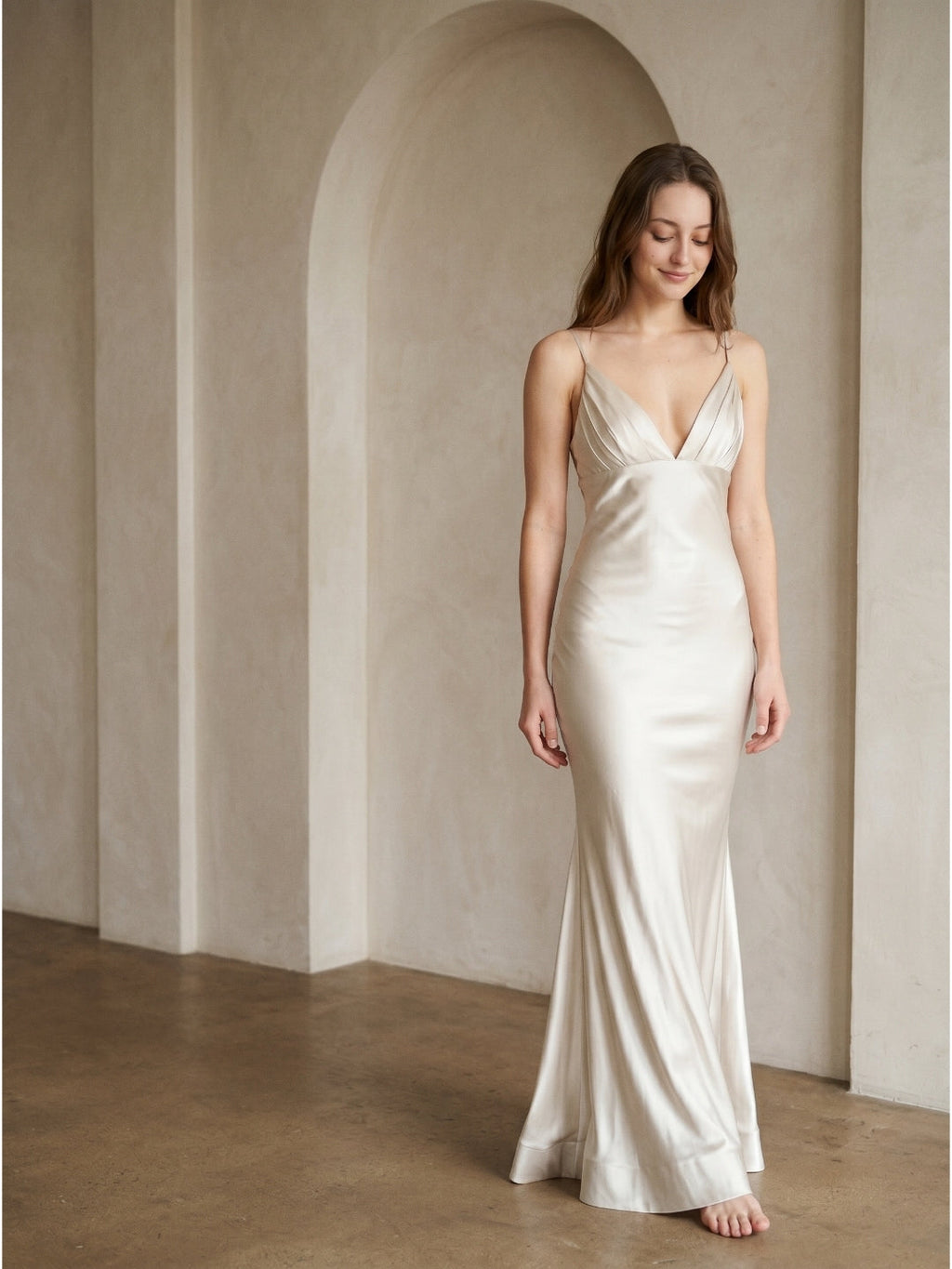 Ivory Satin Sheath V-Neck Backless Floor-Length Bridesmaid Dress with Pleated Detail - Curvevia