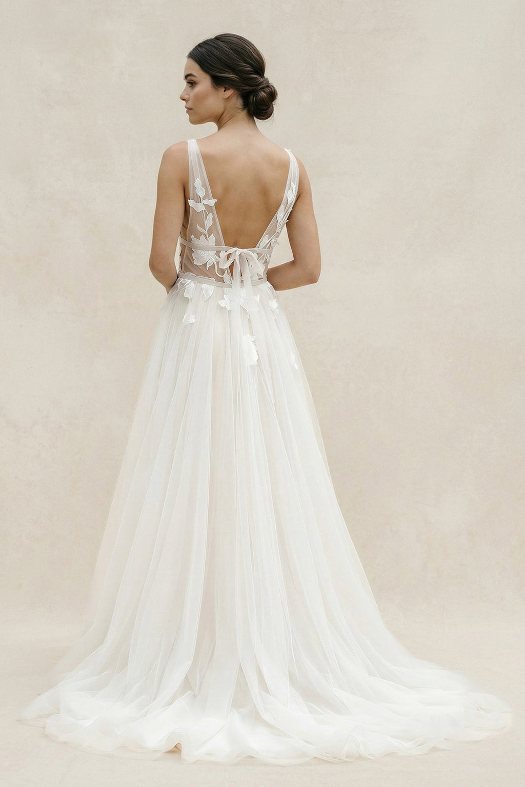 Marvelous V-neck A-Line Wedding Dress Tulle Appliques Rustic Wedding Dress - Curvevia