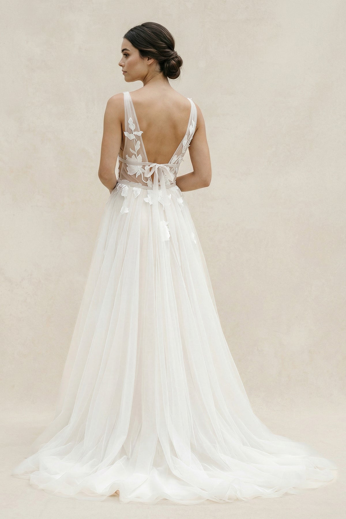 Marvelous V-neck A-Line Wedding Dress Tulle Appliques Rustic Wedding Dress - Curvevia