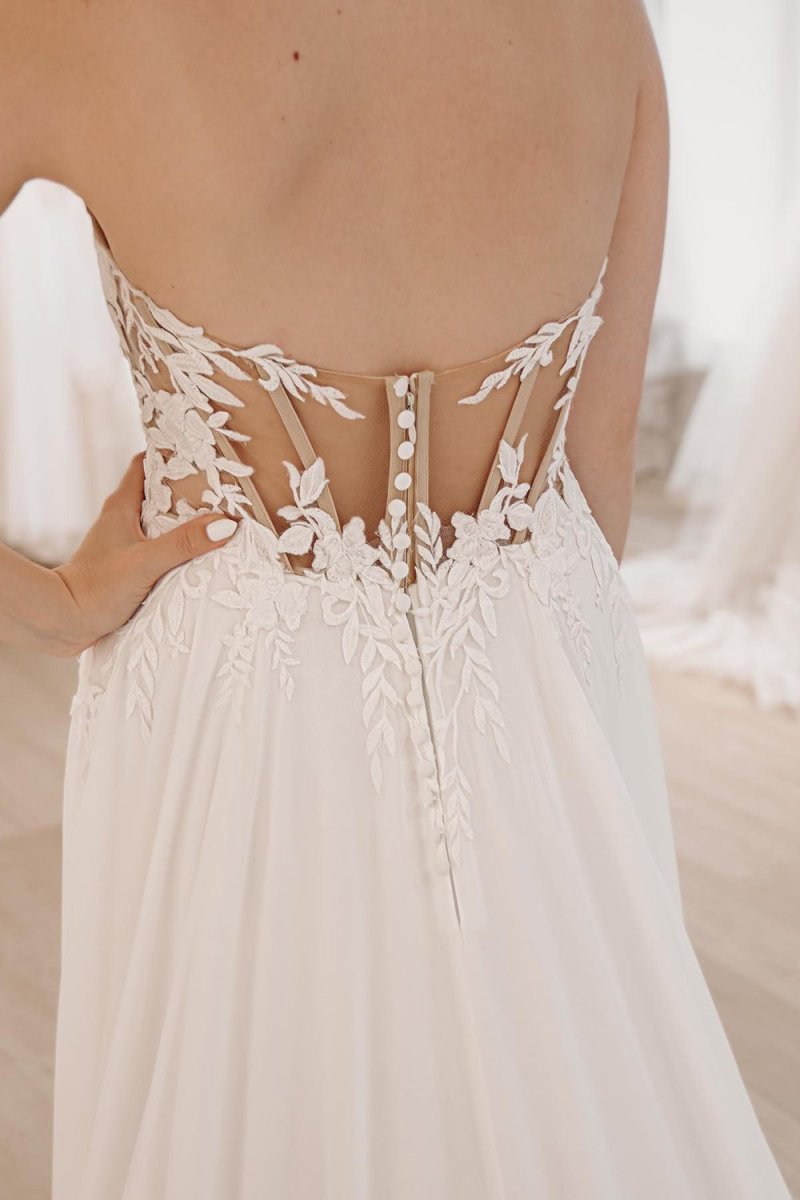 White Sweetheart Long Lace Boho Wedding Dress with Slit - Curvevia