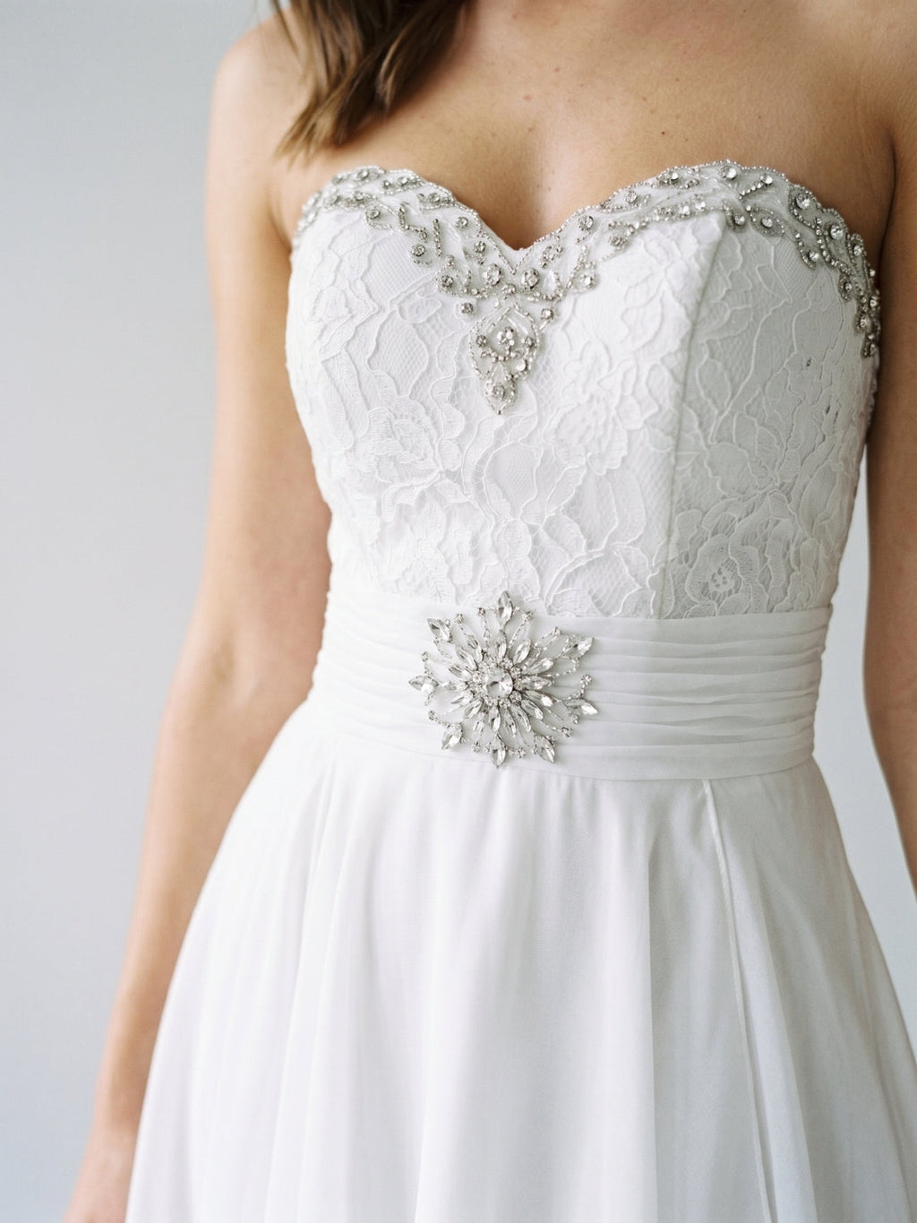 White Chiffon A-Line Sweetheart Backless Short Homecoming Dress with Beading - Curvevia