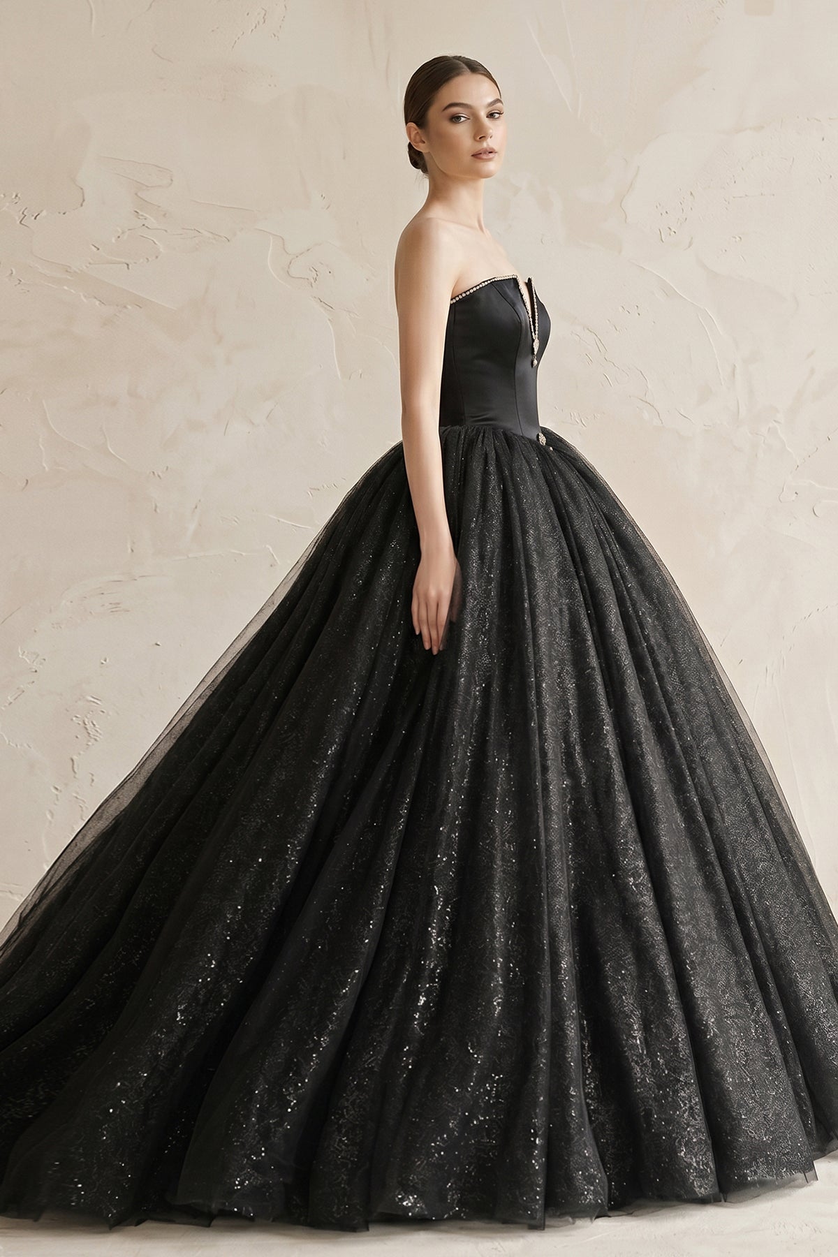 Ball-Gown Tulle Plunging Wedding Dress in Black - Curvevia