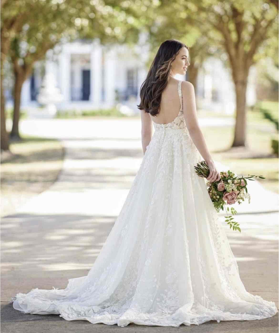 Gorgeous Scoop Neck Open Back Lace Wedding Dresses - Curvevia