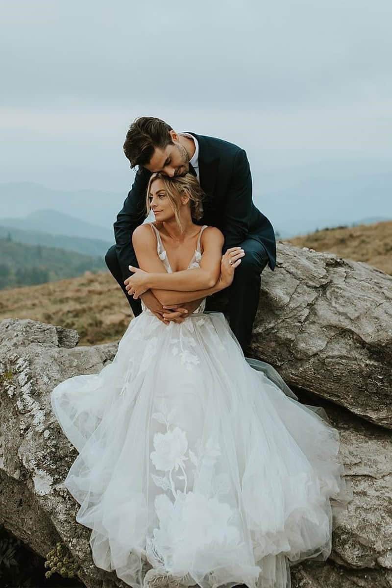 Marvelous V-neck A-Line Wedding Dress Tulle Appliques Rustic Wedding Dress - Curvevia