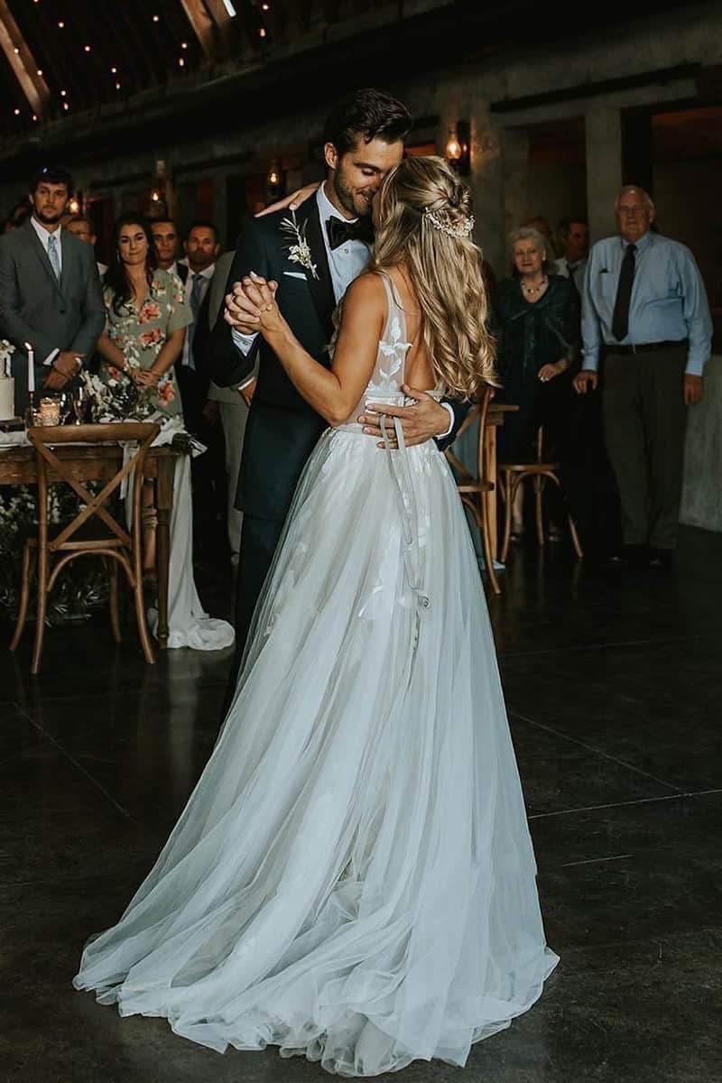 Marvelous V-neck A-Line Wedding Dress Tulle Appliques Rustic Wedding Dress - Curvevia