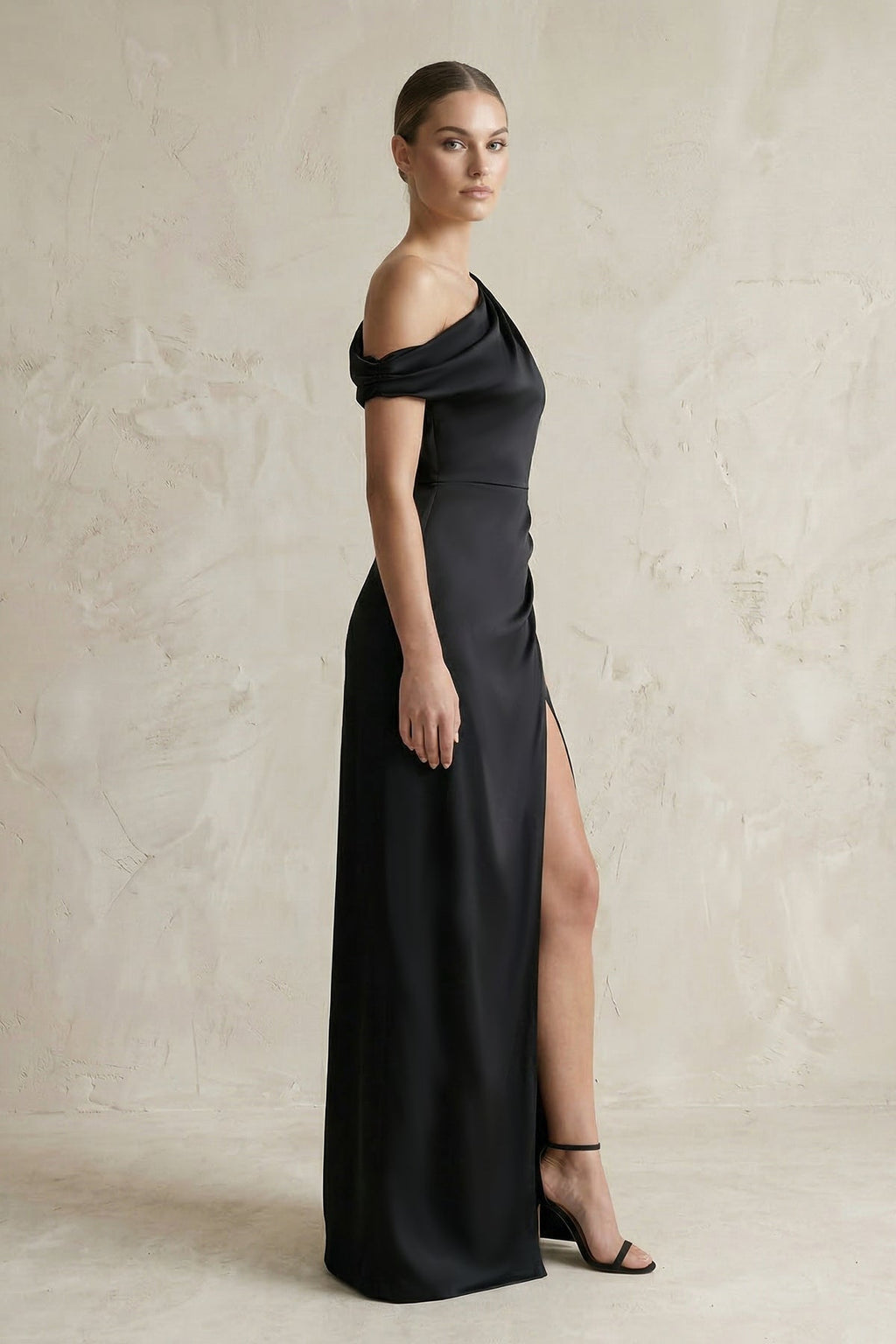 One-Shoulder Satin Sheath Bridesmaid Dress With Slit in Black - Curvevia
