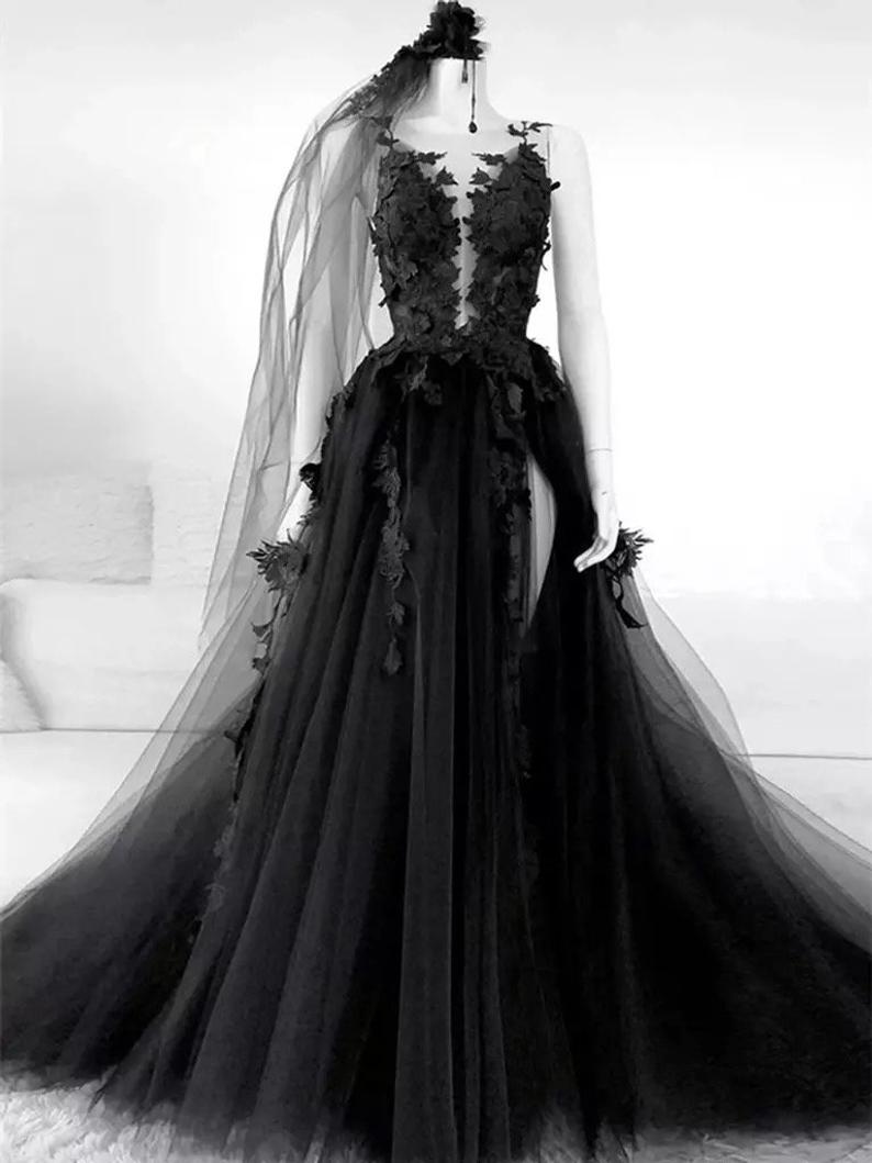 Sexy Black Lace Appliques Sleeveless Tulle Backless Wedding Dresses with Veil - Curvevia