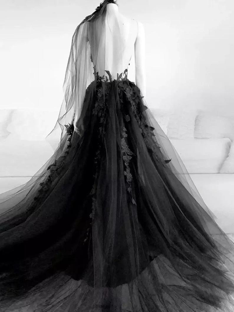 Sexy Black Lace Appliques Sleeveless Tulle Backless Wedding Dresses with Veil - Curvevia