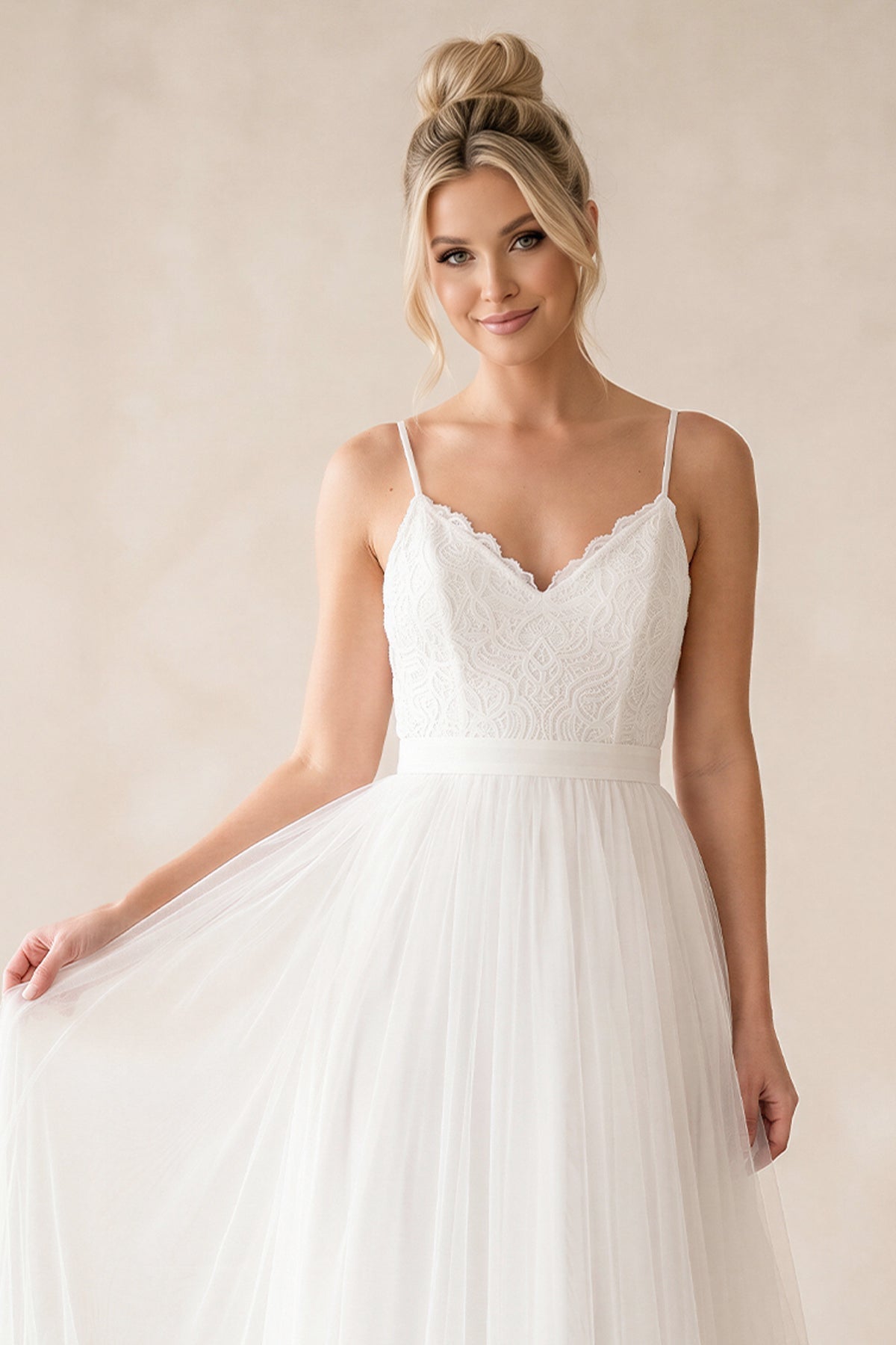 A-Line Tulle Spaghetti Straps Wedding Dresses With Lace Appliques - Curvevia