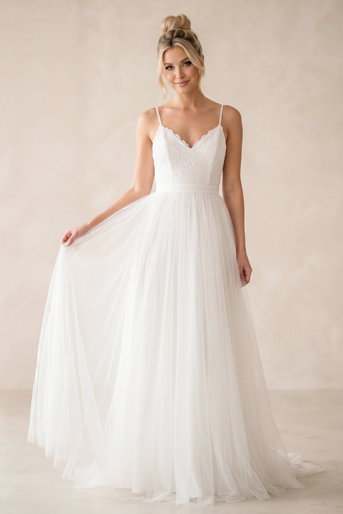 A-Line Tulle Spaghetti Straps Wedding Dresses With Lace Appliques - Curvevia