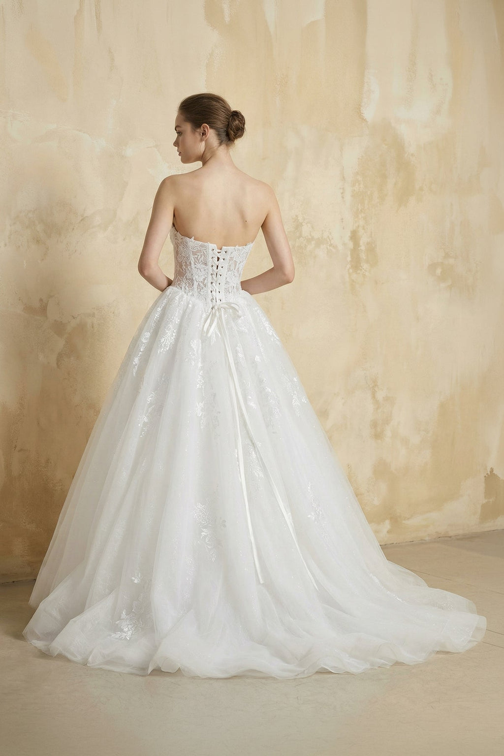 Sweetheart Ball-Gown Tulle Wedding Dress With Appliques in White - Curvevia