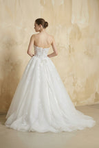 Sweetheart Ball-Gown Tulle Wedding Dress With Appliques in White - Curvevia