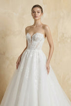Sweetheart Ball-Gown Tulle Wedding Dress With Appliques in White - Curvevia