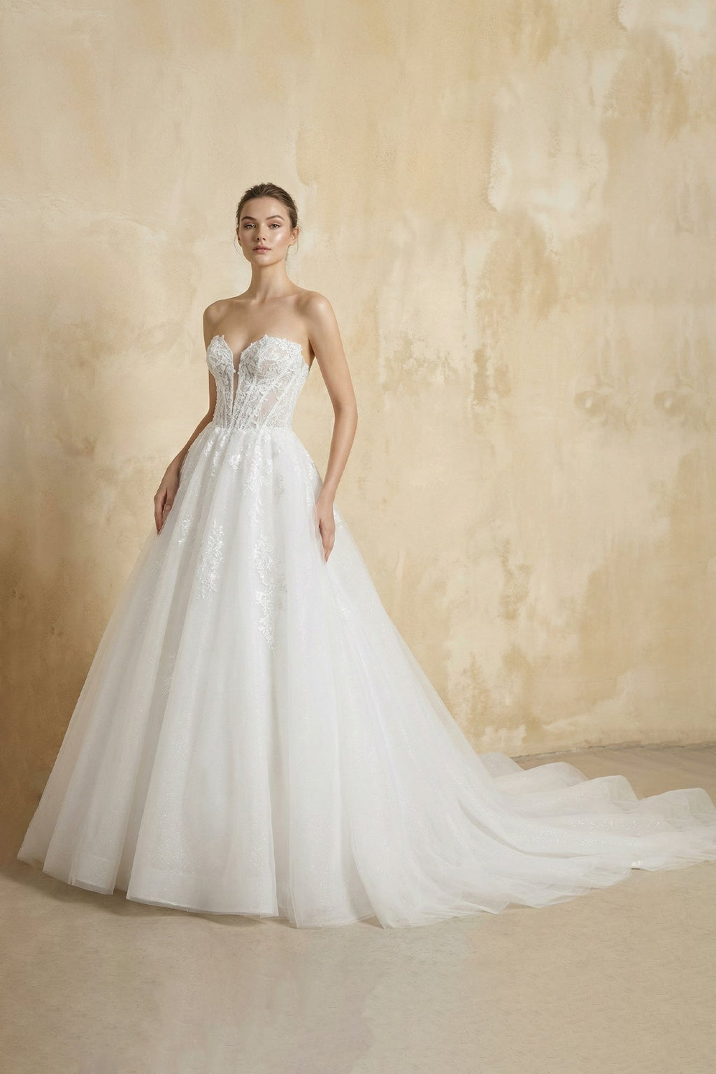 Sweetheart Ball-Gown Tulle Wedding Dress With Appliques in White - Curvevia