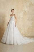 Sweetheart Ball-Gown Tulle Wedding Dress With Appliques in White - Curvevia